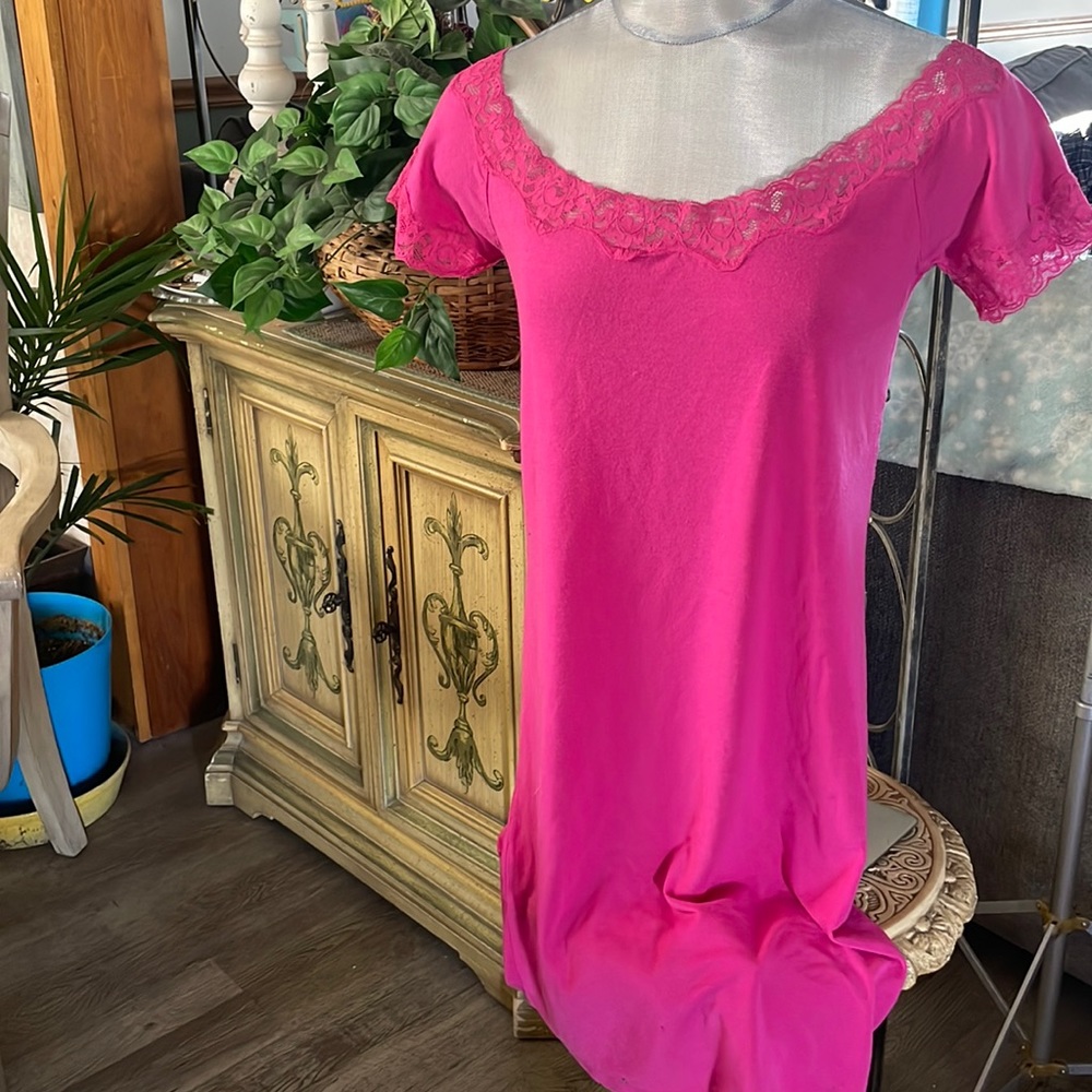 Gloria Vanderbilt vintage fuchsia nighty Medium